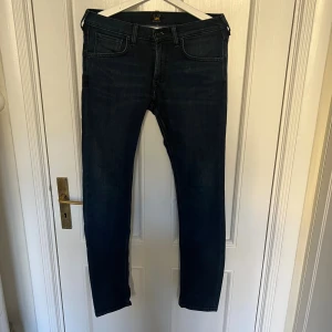 Marinblå skinny jeans från Lee - Snygga marinblå jeans från Lee. Säljer eftersom de är lite för tajta för mig! Storlek: W29 L32. Jeansen är i mycket bra skick och är dessutom jättebilliga, endast 129kr. 