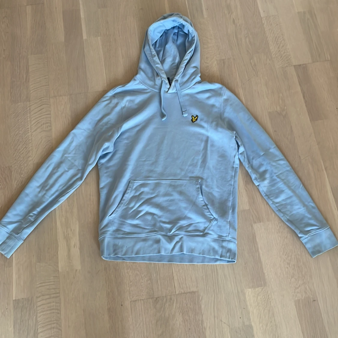 Ljusblå hoodie från Lyle & Scott
