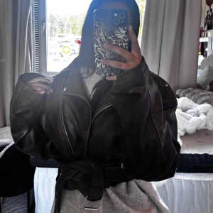 Skinnjacka från plt  - Skit snygg skinnjacka!! Inte använt 