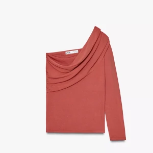 Rostfärgad one shoulder topp från Zara - Säljer en snygg rostfärgad topp från Zara i storlek L. Toppen har en cool one shoulder-design med draperad halsringning och lång ärm på ena sidan. Liten i storleken 