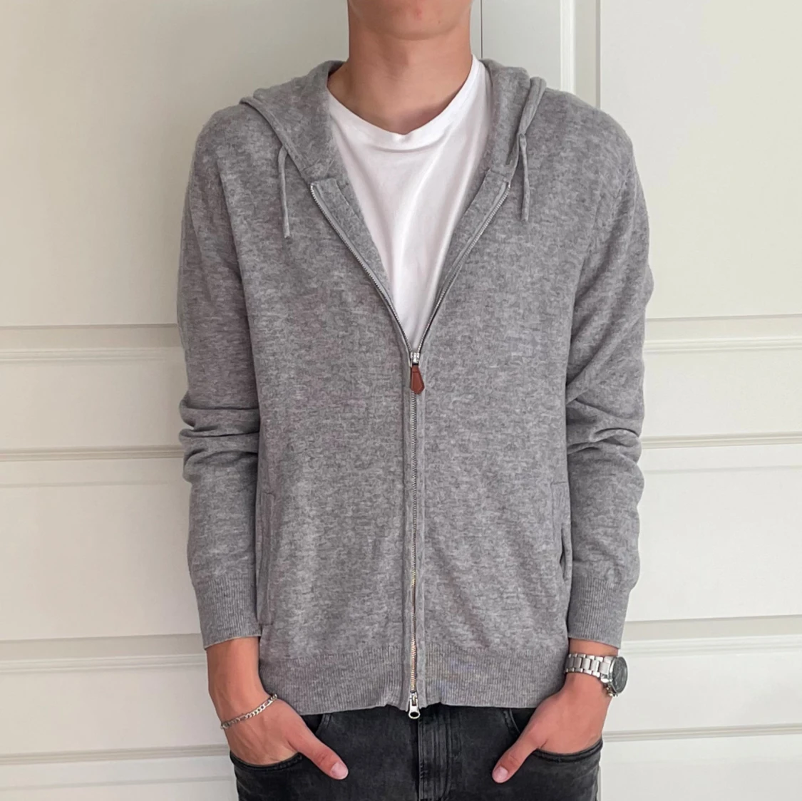 Grå kashmir hoodie från Sayless