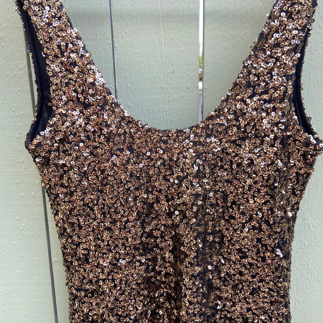 Glittrig paljettklänning i guld st.M-L - 1