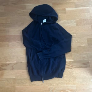 John Henric zip  - Säljer nu min John Henric cashmer zip hoodie st xs ganska mycket hål här och där men syns ej vid användning köpt för 2899 säljs för endast 599