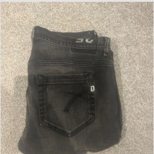 Dondup jeans - Dondup jeans i färgen svart, storlek 35 MEN sitter betydligt mindre ( kolla mått ) . Väl använda,  Längd 97cm, midja 43cnm, killen på Bilden är 189 och väger 85kg så är ni längre kommer de ej passa, gäller samma med vikten. Mer frågor eller funderingar är det bara att skriva 👏
