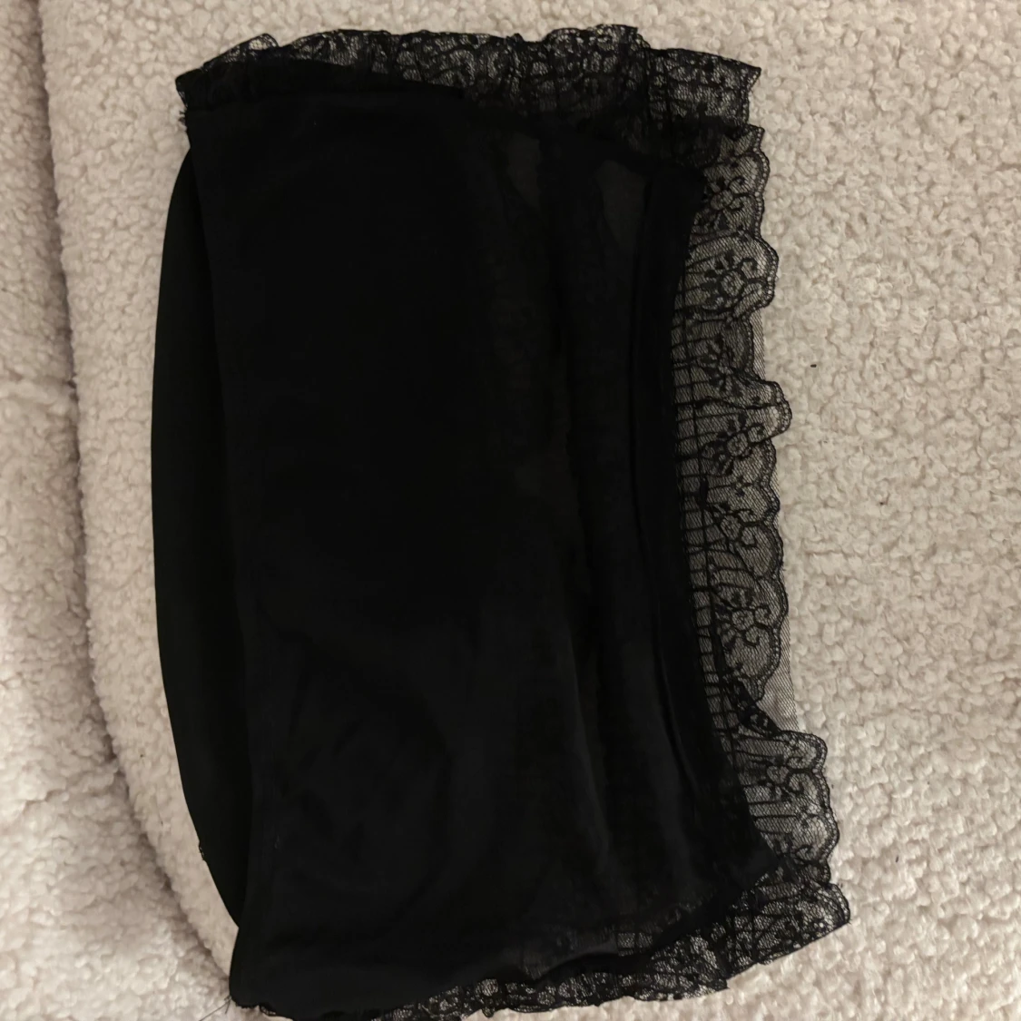 Svart kort topp med spetskant - 1