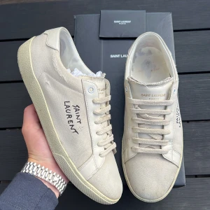 Saint laurent skor - Säljer dessa sjukr feta Saint Laurent skor! Självklart äkta! Size: 42, kan funka 43! Skick: 8,5/10! Vad ingår? Box och kort! Kan gå ner i pris vid snabb affär! Hör av dig vid frågor eller funderingar 🤩