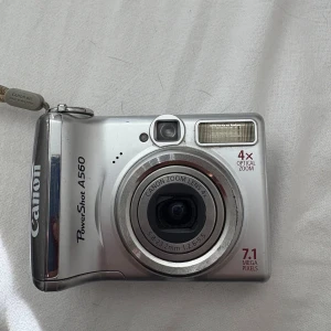 Canon PowerShot A560 - Canon PowerShot A560 digitalkamera med 7.1 megapixlar och 4x optisk zoom. Kameran är i fungerande bra skick ändå som strular är att man måste välja datum varje gång man startar kameran. Drivs av AA batterier som inte tillkommer. Perfekt retro kamera, sista bilden är tagen med kameran.  Pris kan diskuteras vid snabb affär.