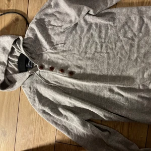 Grå hoodie från Boomerang med knappar - Sjukt snygg vintage cardigan/hoodie från boomerang, för dig som vill ha en snygg men avslappnad stil. OBS priset är inte hugget i sten, Nypris 1199kr