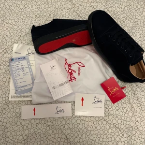 Christian Louboutin mörkblåa sneakers mocka - Feta loubs i mörkblå mocha skriv för mer bilder och vid frågor om skorna.