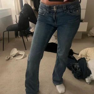 Mellanblå lågmidjade jeans - Lågmidjade mellanblå jeans från ginatricot barnavdelning, använda men bra skick, storlek 164 och passar mig jättebra som brukar ha S, stretchiga