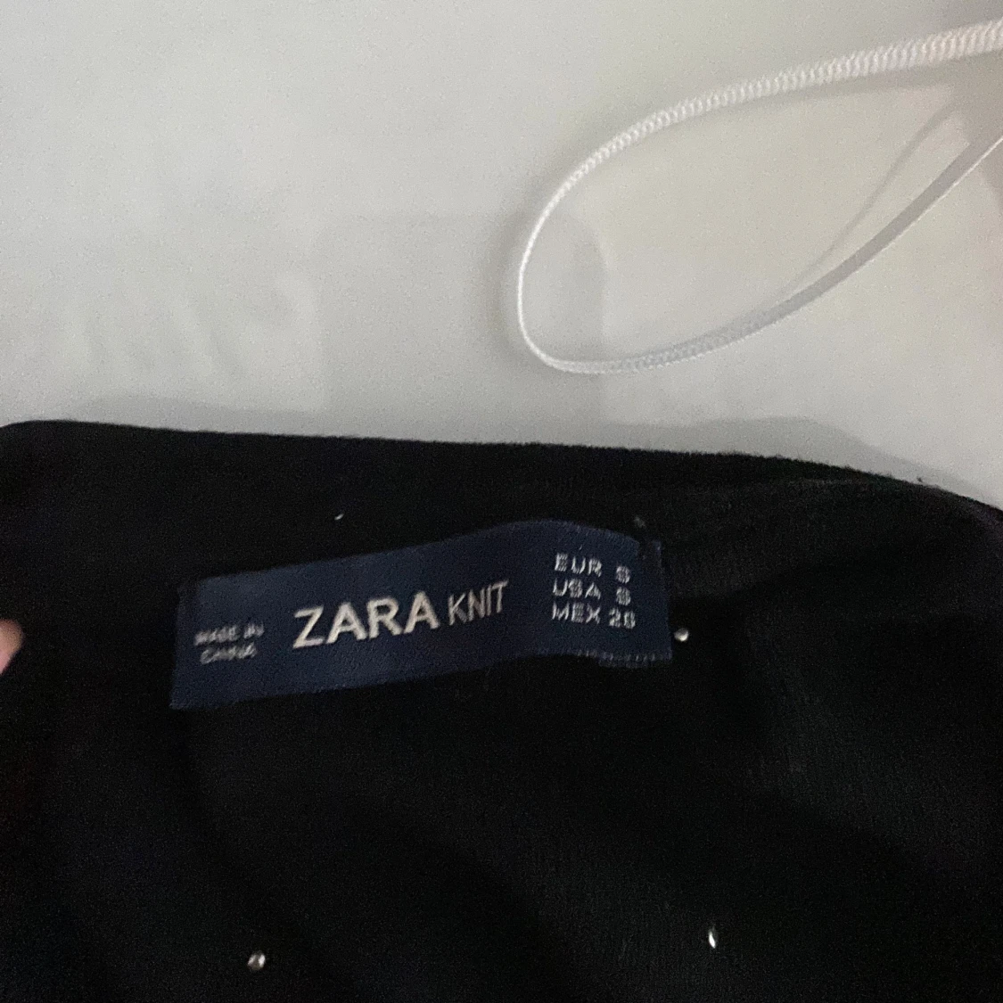 Svart stickad topp med pärlor från Zara - 3