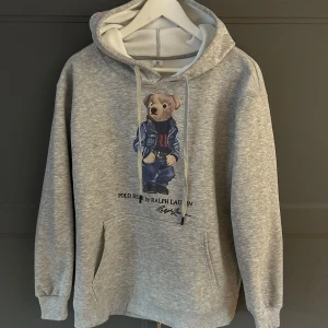 Ralph Lauren hoodie - Säljer denna riktigt snygga Ralph lauren hoodie i storlek M, mycket fint skick, priset kan diskuteras vid snabb affär så kom gärna med bud! 