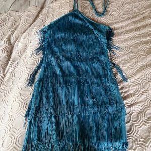 Blå klänning med fransar - Halterneck