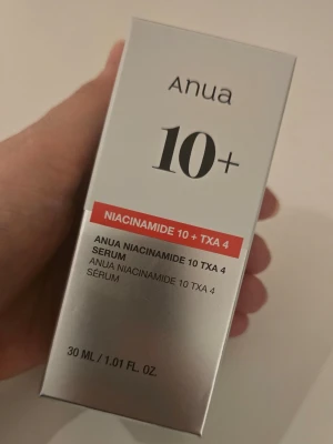 Anua Niacinamide 10+ TXA 4 Serum - Säljer ett helt nytt och oanvänt Anua Niacinamide 10% + TXA 4% serum. Förpackningen är oöppnad och produkten är i sitt originalskick. Anledning jag köpte fel serum för min hudtyp, därför säljer jag det vidare🌸