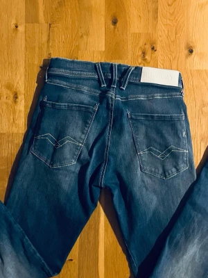 Säljer ett par feta Replay Anbass jeans🔥🔥 - Säljer ett par riktigt schyssta Replay Anbass jeans 🔥👖Storlek W28 L32 men skulle även funka om du brukar ha w29 👌.                        Köpte jeansen för 1200 kr och säljer för 540 kr!         Tveka inte på att höra av dig vid funderingar!📲 