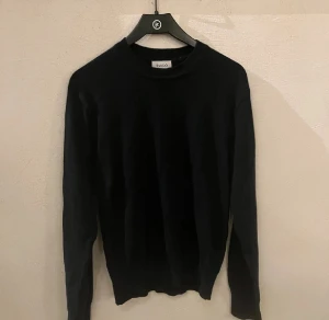 Cashmire tröja  - Mörkblå stickad tröja från märket SANDÖ väldigt bra skick passar storlek XS men S funkar kostar cirka 500kr ny nästan aldrig använd 