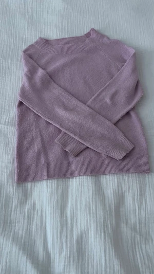 Ljusrosa stickad tröja från ONLY - Supermjuk och mysig ljusrosa stickad tröja från ONLY. Tröjan har rund halsringning, ribbade muddar och är långärmad. Perfekt för lager-på-lager och chill dagar. Säljes i storlek S.