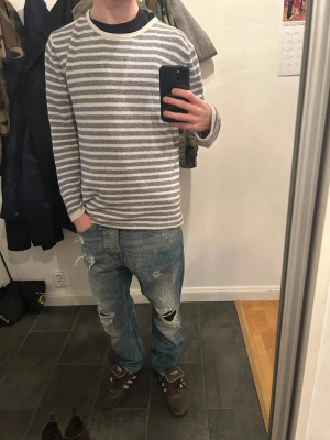 Randig tröja - En as fett och unik blå vit randig tröja från L.O.G.G by H&M