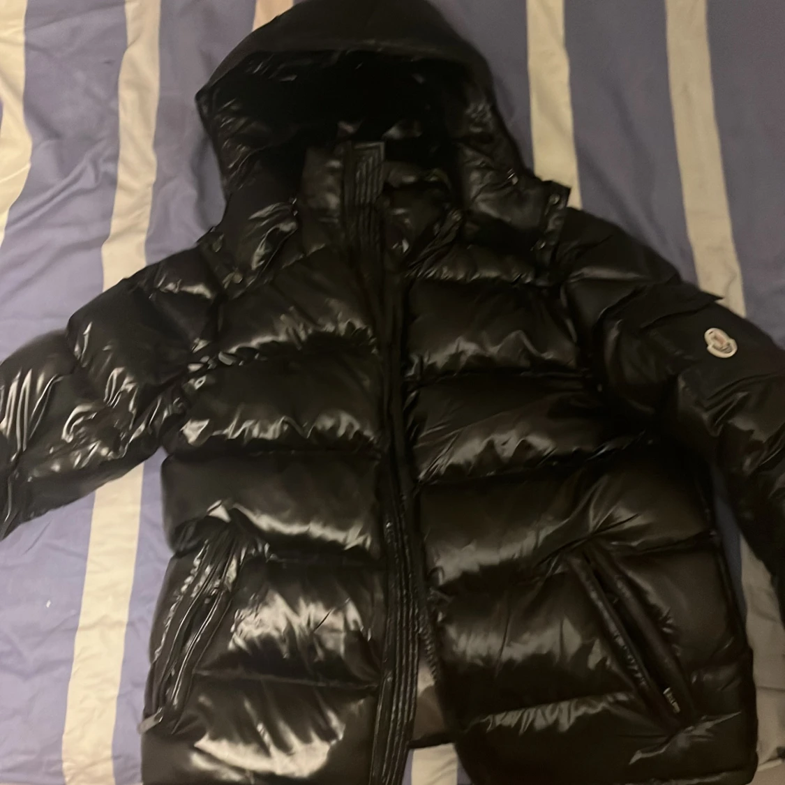Svart Moncler pufferjacka med huva