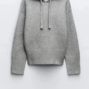 Stickad hoodie❣️ - Jag säljer den slutsålda tröjan från Zara🩷 Skriv privat om ni undrar över något!!