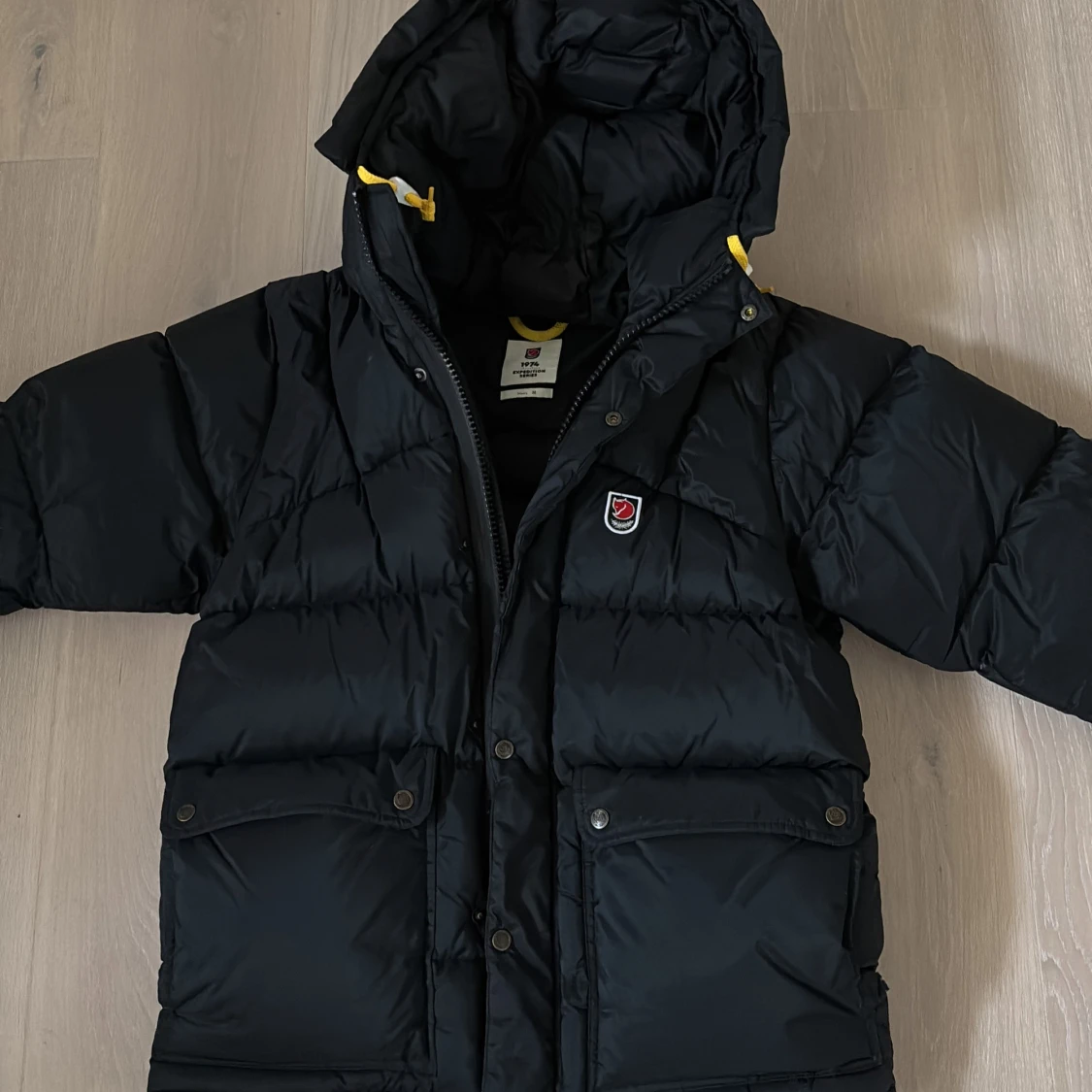 Svart dunjacka Fjällräven Expedition M