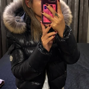 Moncler jacka  - Aldrig använd storlek 0 XS/S. Fin päls med prislapp. Pris kan diskuteras vid smidig affär 