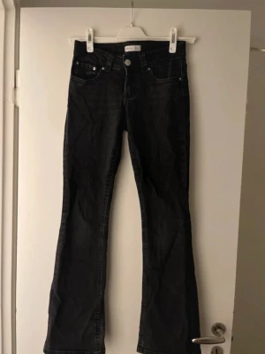 Svarta bootcut jeans  - Lågmidjade bootcut jeans från Gina tricot med knappar där bak 💘st 36
