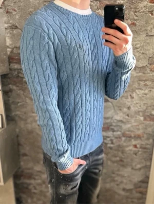Polo Ralph lauren| M - Mycket fint skick| Inga defekter| Storlek M| Passar dig mellan 180-190 ungefär| Nypris ca 2500kr| Modellen är 185cm, 79kg| Självklart äkta| Vid fler frågor slå iväg en signal| Sell.ArchiveSS 