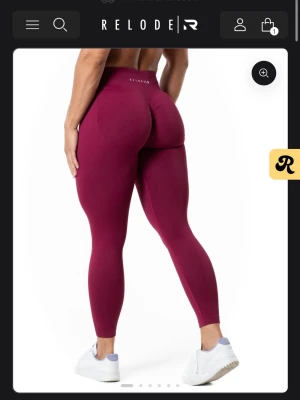 Vinröda leggings från Relode - Säljer dessa snygga vinröda leggings från Relode då de sitter för tajt. I storlek S men känns som en xs. Sitter skönt och framhäver formerna. Bara använda några få gånger. Perfekta för träning och gym. 