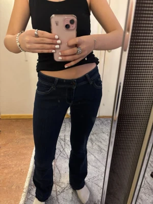 Low waist Pepe Jeans  - Säljer ett par mörkblå jeans med låg midja och bootcut-snitt. De är uppspättade💓💓 nypris: 1300kr