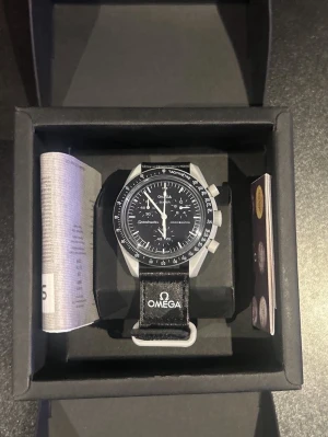 Omega x Swatch Speedmaster MoonSwatch - Säljer min Omega x Swatch Speedmaster moonswatch som jag fick i julklapp.