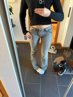 Grå bootcut jeans  - Grå lågmidjade jeans från Gina Tricot i storlek 170.  Stretchiga och sköna jeans som passar till många outfits. Använt nån gång men är i mycket gott skick och har inget tecken på användning. Mitt pris går att diskutera, nypris 400 kr. 💞