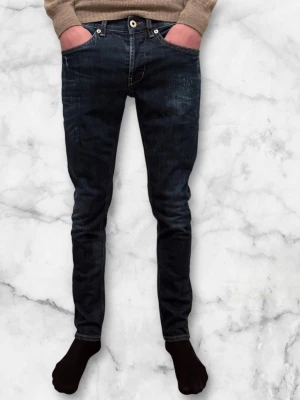 Dondup Jeans George - Dondup Jeans George trendigaste jeansen på marknaden. Skick 9,5/10 Nypris runt 4000kr Säljs för 1000kr(Modellen har orgianl slitningar ifrån fabriken vilket är väldigt eftertraktat och populärt) Storlek 33 med sitter som 29-30