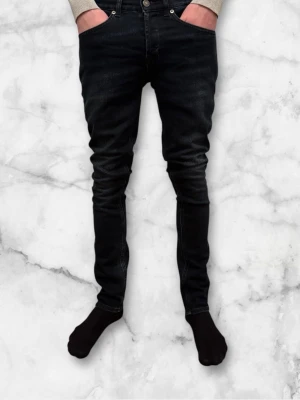 Dondup Jeans George - Dondup Jeans George trendigaste jeansen på marknaden. Skick 9,5/10 Nypris runt 4000kr säljs för 849kr