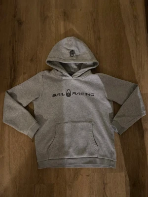 Sail racing hoodie/grå - En rikigt skön hoodie och snygg, men säljer för den är för liten för mig nu. Storleken är 160/165.