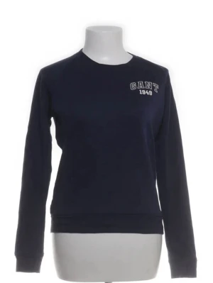 Gant tröja  - En tröja från gant, mörkblå med en gant logga över bröstet. Super fin och i ett väldigt fint skick!! Skriv om man vill se fler bilder.🫶🏼