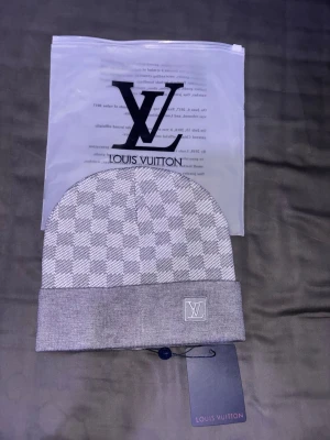 Grå rutig mössa - Hej! Det är bara skriva om du har frågor eller om du vill se mer bilder 