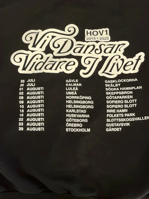 Hov1 merch vi dansar vidare i livet - Säljer min jätte fina hov1 merch från deras tour 2025! Hoodien är köpt på deras sista konsert på Gärdet men säljer nu då jag inte använder den så mycket 🥲storlek M, pris kan diskuteras ❤️