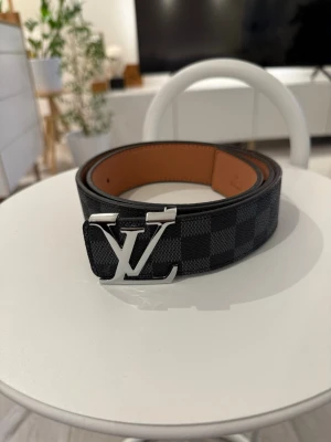 Svart mönstrigt bälte - Säljer ett snyggt svart mönstrigt bälte i storlek 105cm för ett rimligt pris. Helt oanvänd och kvaliteten är topp. Kom dm för frågor👍🏼