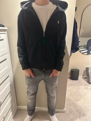 Svart Ralph lauren tröja  - Säljer nu min svarta Ralph lauren tröja. Fint skick inget hål eller så, bara en defekt på ett av snörena. Skriv vid funderingar🙌