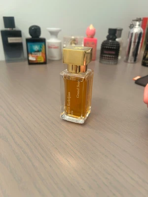 Grand Soir MFK  - Hej! Jag säljer den här underbara 35ml flaskan av Grand soir. En av de bästa vanilj och amber dofterna. Och många tycker även att det är en av de bästa parfymerna någonsin gjord. Nypris 1350 billigast. Säljer för 950kr. 