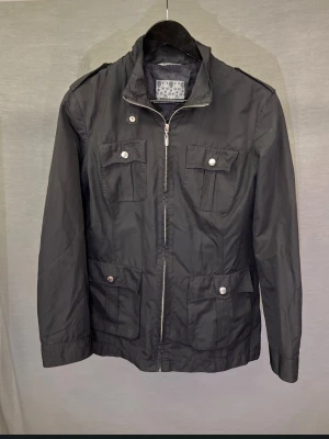 Field jacket - Hej! Säljer denna grymt snygga field jacka! Size S. Modellen är 179cm. Inga defekter. Hör av dig vid minsta fundering! 🤩