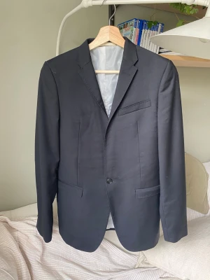 Acne kavaj  - Riktigt fin acne kavaj i bra skick kostar runt 9 tusen, perfekt i alla tillfällen  ärvt av min pappa någon som är sugen hör av er!! Vid intresse först till kvarn 