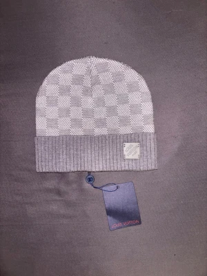L V mössa - Helt ny aldrig använt.