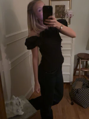 Svart offshoulder topp med volang - Snygg topp från Zalando med volang upptill. Nypris 500. Använd en gång ❤️