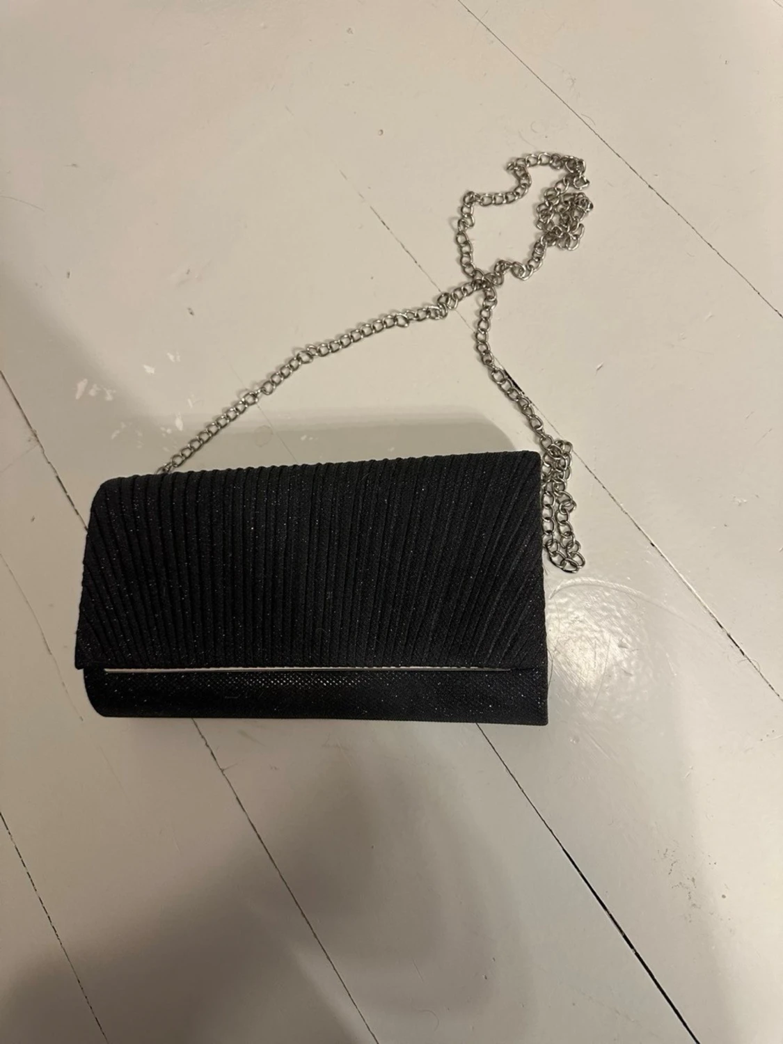 Svart glittrig handväska med kedja - 1