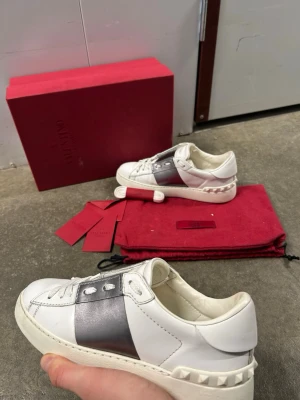 Valentino open skor - Säljer ett Valentino opens skor i  Fint skick Skick: 9,4/10🧮  Inkluderat: allt og ingår!♦️  Pris: 1999kr ej hugget i sten🎗️  Storlek: 35♣️ passar 36 och 34 Snabbaffär = priset sänks-SERIÖSA BUD🔓 