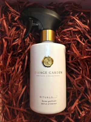 Helt NY Rituals- home perfume 500ml (savage garden private collection) - Säljer Rituals Savage Garden Home Perfume ur Private Collection. Helt ny och oanvänd, endast öppnad för kontroll.  Exklusiv hemdoft med friska och sofistikerade toner som ger en lyxig hotellkänsla hemma. Perfekt för vardagsrum, sovrum eller hall.  • Ordinarie pris: 399 kr • Skick: Ny • Kommer i originalförpackning • Snabb affär prioriteras  Skickas väl emballerat