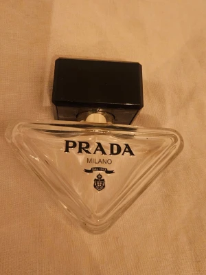 Prada paradoxe flaska - Säljer en tom prada paradoxe flaska. Perfekt om man till exempel vill kunna köpa den billigare påfyllningen, eller som en lyxig dekoration!🥰