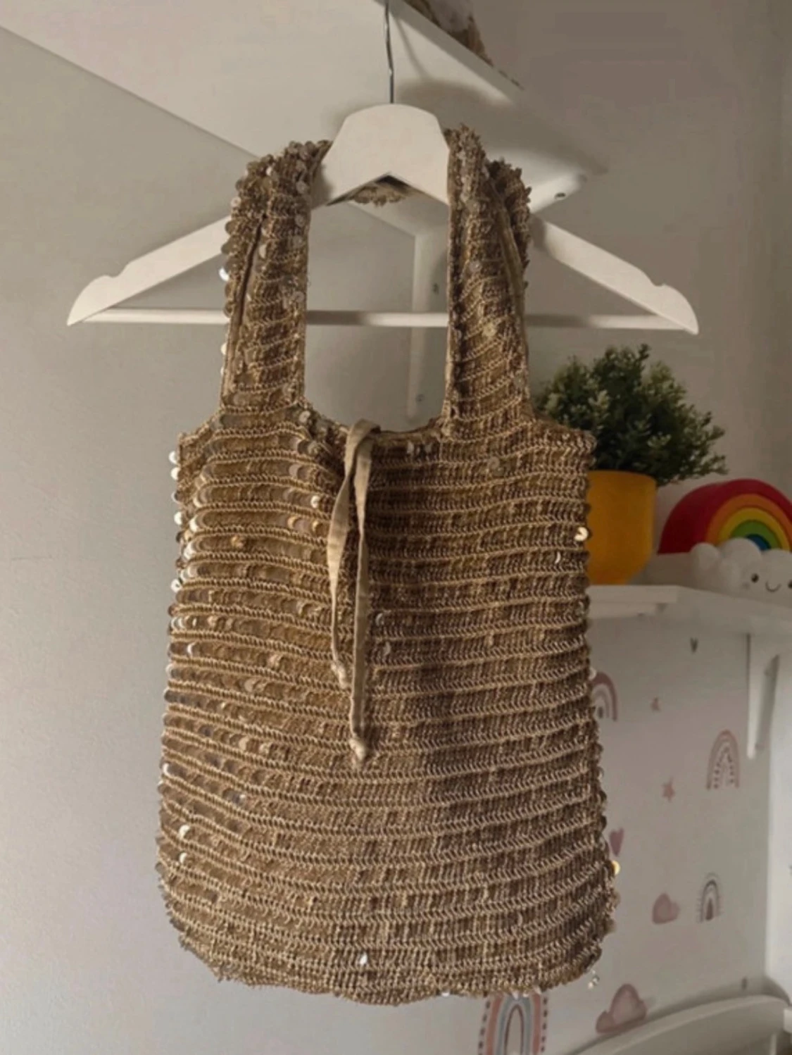 Beige stickad shoppingväska med paljetter